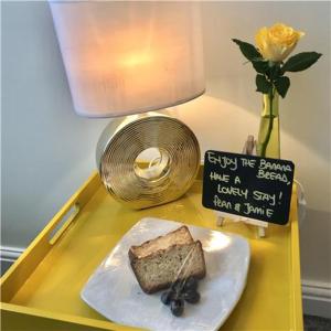 约克圣拉菲尔住宿加早餐旅馆的黄色桌子,上面有一块面包和花瓶