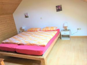 SchmidtFerien Wohnung in der Eifel in Nideggen-Schmidt的一间卧室,卧室内配有一张大床