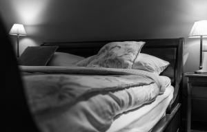 德哈恩杜尼福乡村别墅酒店的一张黑白的一张未铺床照片