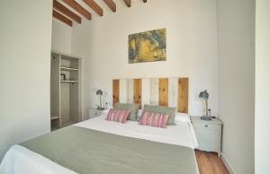 阿拉罗Vila Alaró TI的白色卧室配有一张带两个枕头的大床