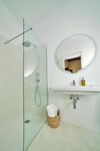 阿拉罗Vila Alaró TI的带淋浴、盥洗盆和镜子的浴室