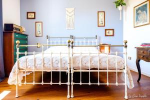 特雷维索La Casa Imperfetta的卧室配有带白色棉被的床
