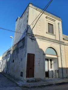 科里利亚诺多特兰托Calì Nitta Storic的街上有门的旧砖房