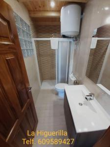 布伦切尔Alojamientos Rurales La Higuerilla Sierra de Cazorla的浴室配有白色水槽和卫生间。