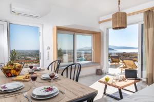 纳克索乔拉Nèsoi Villas Naxos的一间配备有桌子的海景用餐室