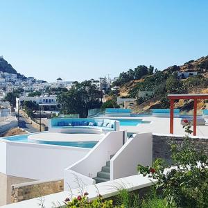 伊奥斯乔拉Ios Sea View的一座带游泳池和楼梯的建筑