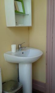 莫尔莱Helocar的浴室设有白色水槽和镜子