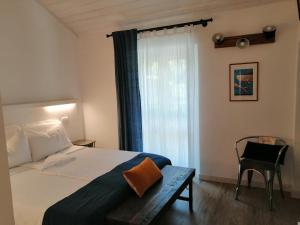 莱万托Casello68的卧室配有床、椅子和窗户。