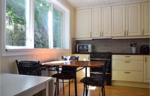 曼达尔Beautiful Apartment In Mandal With Kitchen的厨房配有桌椅和窗户。