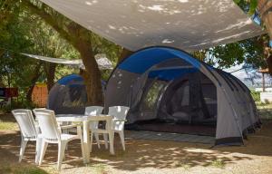 基萨莫斯Camping Mithimna的帐篷前的桌椅