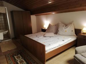 蒙德塞Am Mondseeblick的一间卧室配有一张带枕头的木床