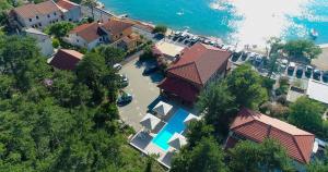 希洛Pension Riviera-Šilo的享有带游泳池的别墅的顶部景致