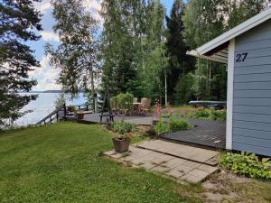 耶姆赛Villa Kesäranta的水边的后院,设有木甲板