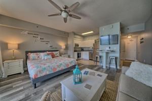巴拿马城海滩Deluxe Beachfront Studio, Shores of Panama New and Renovated的一间卧室设有一张床和一间客厅。