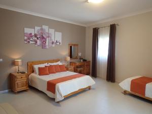 马尔萨什洛克邓肯酒店的一间卧室配有两张床和镜子