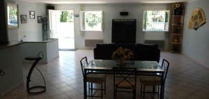 马赛大地之元马赛11°公寓的客厅配有桌子和沙发