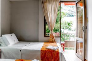 巴尔博萨帝王酒店的一间卧室设有一张床和一个滑动玻璃门