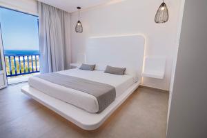 Aeolos Resort客房内的一张或多张床位