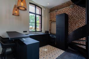 桑甘恩蒙朗特HARAS DE BARRY的厨房设有水槽和砖墙