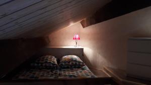 伯伊Les Bergians的一张小床,上面有台灯