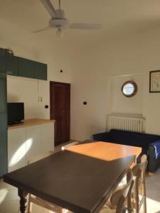 吉廖港La Casa di Principino的一间带桌子的客厅和一间厨房