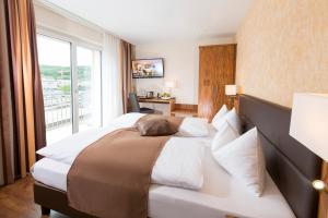 奥尔滕阿玛瑞斯酒店的酒店客房设有一张大床和窗户