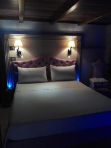 福贾B&B Casa Dilillo的一间卧室配有一张蓝色灯床