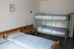 Agritur Volpaia rooms and apartments客房内的一张或多张双层床