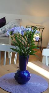 KněževesU Václava的一张桌子上带紫色花的蓝色花瓶