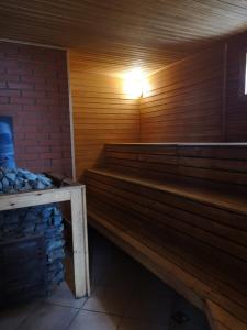埃莱克特伦艾Abromiškių Sodyba的桑拿浴室的木凳,光线充足
