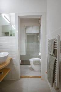 特伦托B&B S. Trinità 18 Suites & Rooms的白色的浴室设有水槽和卫生间。