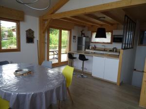 Mont-SaxonnexChalet neuf 6 personnes的厨房以及带桌椅的用餐室。