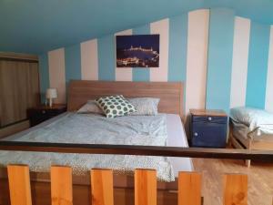 亨齐内Apartament na Rynku的一间卧室配有一张蓝色和白色条纹的床
