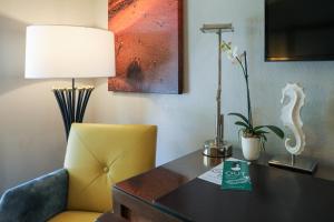 基韦斯特Almond Tree Inn - Adults Only的酒店客房配有桌椅和台灯