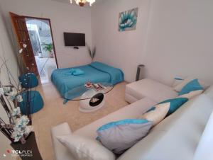 西尔韦斯Vivenda Diniz的客厅配有白色的沙发和床。