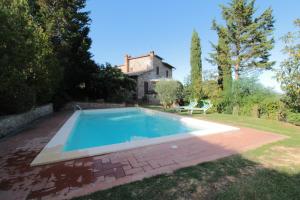 圣罗科阿费力La Villa dei Fiori的一座房子的院子内的游泳池
