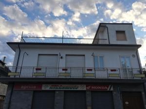 苏尔莫纳B&B La Vittoria的一座白色的建筑,上面设有一个阳台