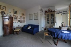 圣罗科阿费力La Villa dei Fiori的客厅配有蓝色的沙发和桌子