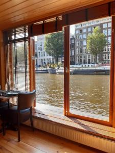 阿姆斯特丹Mar&Mar BB Studio的河景窗户