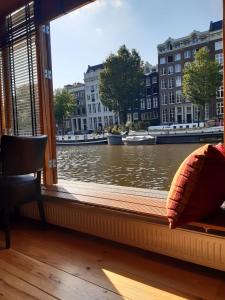 阿姆斯特丹Mar&Mar BB Studio的窗户享有河流和建筑的景致