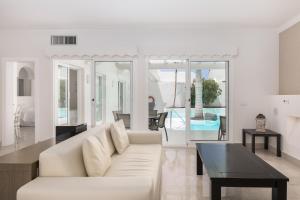 科拉雷侯Bahiazul Villas Corralejo by Vreagestion的客厅配有白色的沙发和桌子