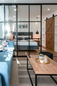 希贝尼克Botun Luxury Apartment的客厅配有桌子和床。