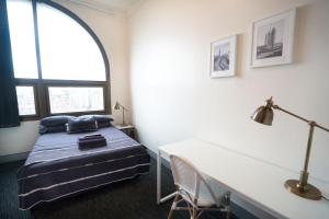 悉尼醒来！中央悉尼旅馆的一间卧室配有一张床、一张书桌和一个窗户。
