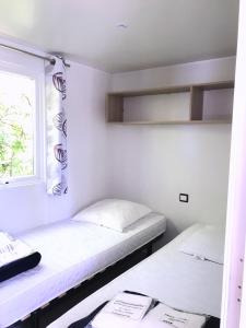 圣吉勒达德吕伊Le Goh Velin的小型客房 - 带2张床和窗户