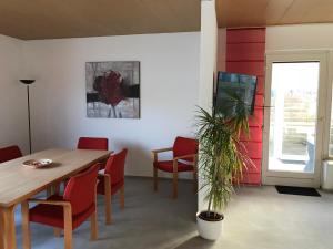 弗伦斯堡Maxbed的一间带桌子和红色椅子的用餐室