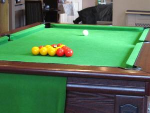 Lumphanan麦克白阿姆斯酒店的一张台球桌,上面有球