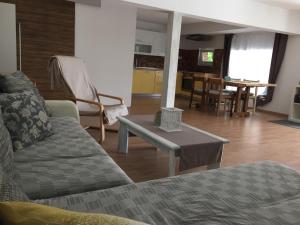 皮瑞伯德Hillside Bio Resort Apartment with Mountain View的客厅配有沙发和桌子