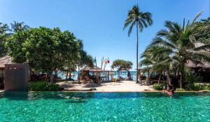 高兰Coco Lanta Resort - SHA Extra Plus的棕榈树游泳池及度假村