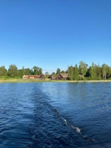 维尔扬迪Sammuli Holiday Village的享有湖泊美景,设有房屋