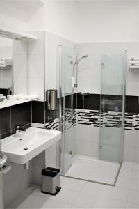新比斯特日采Apartmány PAPÍK的白色的浴室设有水槽和淋浴。